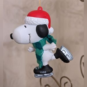 Snoopy Ice skating ornament 1998